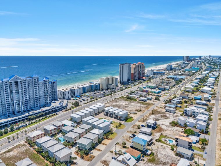 Steps to deeded Gulf access, under a mile to The Hangout